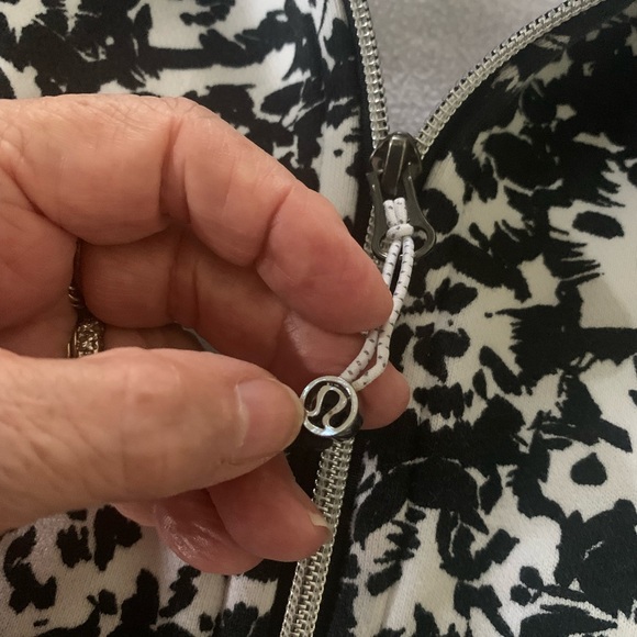 LULULEMON ATHLETICA Hoodie ZipUp jacket. Heavyduty Thick jacket- cold weather!! - Picture 7 of 12